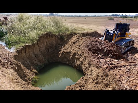 Shantui Bulldozer Pushing & Clearing Sand