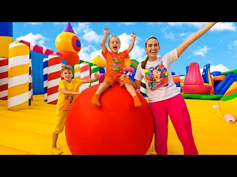 व्लाद और निकी इन्फ्लेटेबल कैसल में खेलते हैं और बच्चों के लिए अन्य मज़ेदार चुनौतियाँ