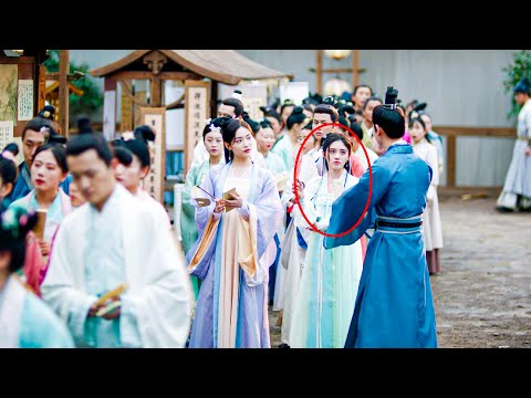 Among 100 noble ladies, the domineering prince fell at first sight for the fan-holding Cinderella!