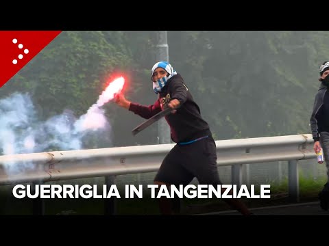 Guerriglia in tangenziale a Milano. I manifestanti pro Pal invadono le corsie, violenti scontri