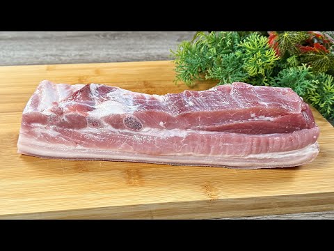 Ich nehme Schweinebauch und Frischhaltefolie, dieses Rezept ist Favorit in meiner Familie geworden