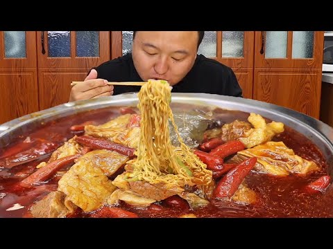 20kg of beef  A Qiang makes ”spicy beef noodles”  spicy and enjoyable  large pieces of beef can't s