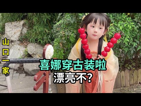 I brought my Japanese husband and daughter to West Lake in Hangzhou. We dressed up in traditional...