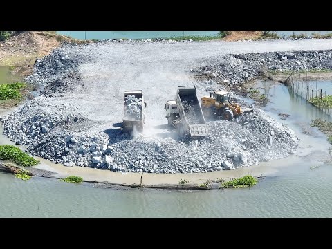 Wonderful Smooth​ Extreme Heavy Wheel loader Equipment Working Skills Push Stone Filling In Water
