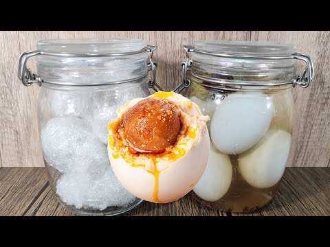 把白酒倒进鸭蛋里，就能变成一道传统美食。两种腌制咸鸭蛋的方法，个个流油，起沙特别好吃。一种是白酒加盐的腌制方法，一种是五香盐水浸泡的腌制方法。腌出的咸鸭蛋，效果是最好，每个鸭蛋都会冒黄油，香味更胜一筹