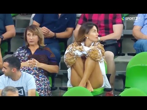 THIS FAN FORGOT THEY WERE LIVE AND DID THIS...