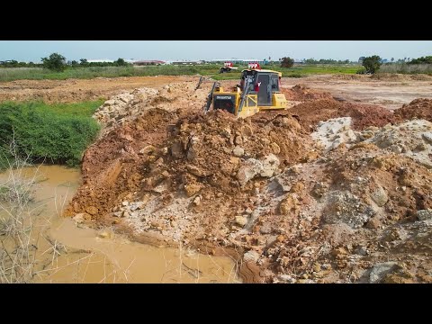 Perfectly Pushes Bulldozer DH17C3 soil Using Pushes Rocks & TRUCK 25.5 Ton