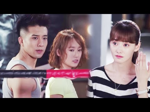 Wife saw husband cheating on mistress, took off wedding ring and filed for divorce,husband panicked！