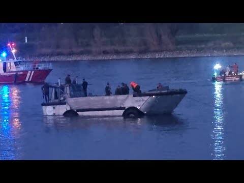 Exklusiv: Manövrierunfähiges Amphibienfahrzeug von Morlock Motors auf Rhein in Bonn 23.03.25 + O-Ton