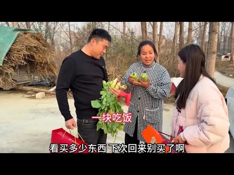 Li Jia invited all her relatives and friends over for dinner, and even gave them some vermicelli ...