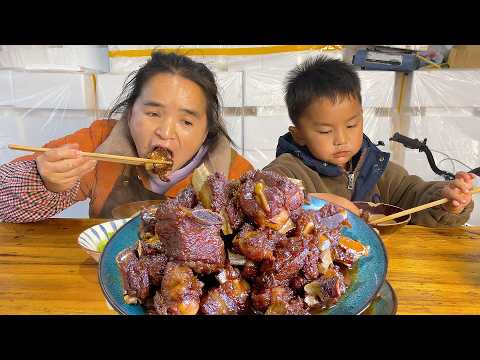 苗大姐一直舍不得吃排骨，终于大方了一把，一扇排骨糖醋吃，孩子可喜欢了