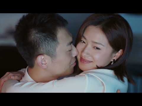 The woman pretended to sleep on the sofa, and the CEO secretly kissed her