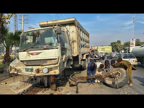 Emergency truck repair! Heavy truck load accident damaged front axle and broken gear brakes failed.