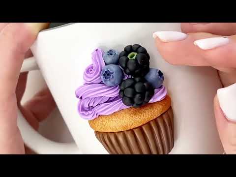 Кружка с декором из полимерной глины. Ежевика, Голубика, Крем и кексик в виде декора своими руками