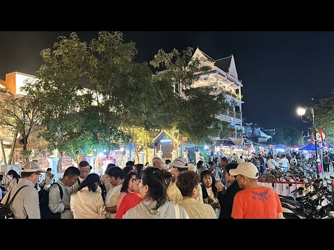 ບັນຍາກາດຕະລາດກາງຄືນຫລວງພະບາງ/บรรยากาศตลาดกลางคืนหลวงพระบาง/Night market in Luang Prabang