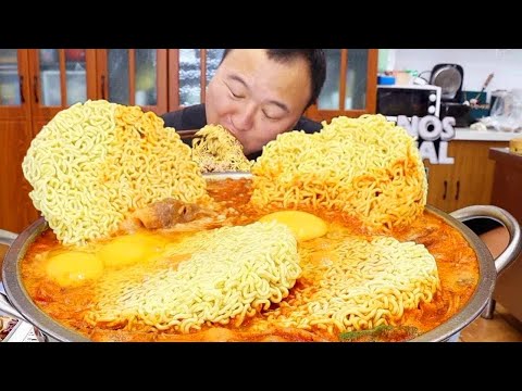 My friend and I had a drink last night. A Qiang made a big bowl of steaming noodles in the morning.