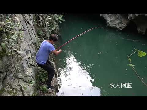 小伙到山里的深坑钓鱼，遇一条十几斤的大货上钩，太刺激了
