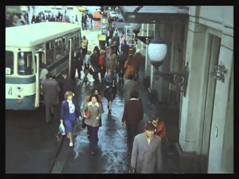 Нас в набитых трамваях болтает (песня из кинофильма "Служебный роман")