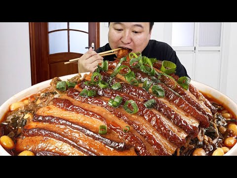 A Qiang had a delicious meal of pork belly, which was fat but not greasy and full of fragrance.