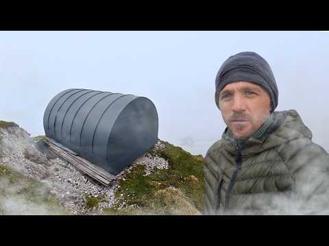 Rettungskapsel in den Bergen - Gefangen im Nebel