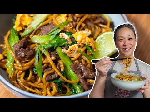 Mee Goreng Mountain of Noodles feeds Family of Four