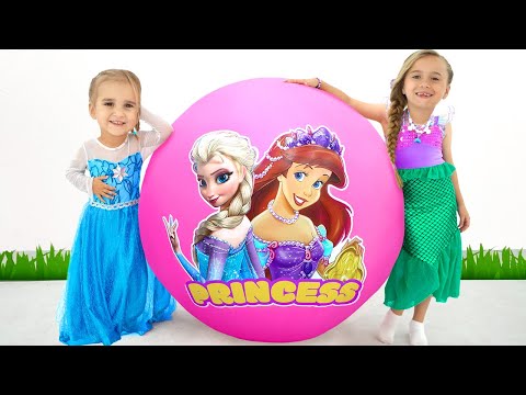 Alice spielt mit einem riesigen Überraschungsei