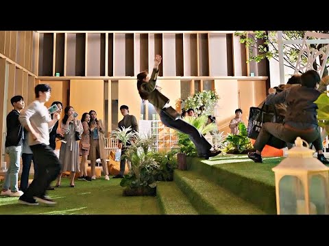 بنت عندها قوة خارقة اول ما بتلمس أى شخص بتقدر تشوف مستقبله وبتشوف بالصدفة مستقبلها مع مديرها المغرور