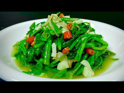 The chef of the hotel teaches you the tricks of frying water spinach
