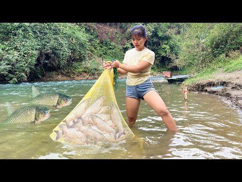 The girl used bait to attract fish in the stream / cast her net and caught a lot of fish.
