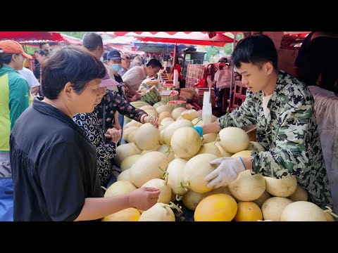 甘肃兰州人气火爆的早市，罕见的兰州老月饼，皮薄馅大的鲜肉饼，酥脆软糯的油糕，面包一样的大锅盔，各种玫瑰花做的糕点，甘肃特色浆水，现场制作的酥脆麻花，西北特色甜醅子和酿皮。