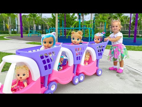 Alice chơi trốn tìm với búp bê của mình trên sân chơi