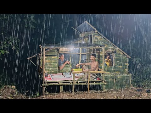 Camping hujan deras dua hari dua malam bertahan di hutan membuat shelter dari bambu menikmati alam