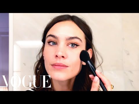Alexa Chung's Genius Trick for the Perfect Cat-Eye | Beauty Secrets | Vogue
