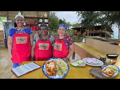 CON LOS PLATANOS NEGROS. Crema De Pollo En El Fogón De Barro. La vida del campo