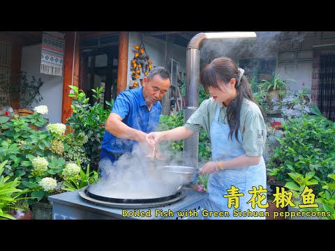 Numb & sweaty! A-Xia’s green peppercorn fish has the family hooked—can’t stop sipping the soup!