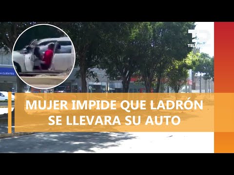 Video viral muestra como una mujer se cuelga de un auto para evitar asalto en Puebla