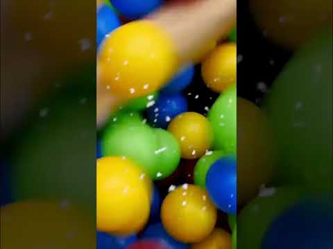 Кто спрятался среди разноцветных шариков? Ищем супергероя! #игрушки #длядетей #супергерои