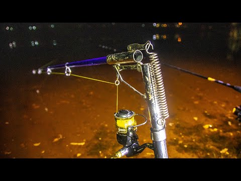 Рыбалка НОЧЬЮ на ХИТРУЮ УДОЧКУ!? ЛЕЩИ ЛОПАТЫ гнут крючки! Рыбак спит, рыбалка идет...