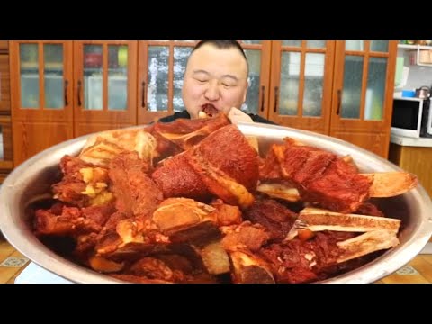 His father-in-law gave him over ten kilograms of beef bones! Ah Qiang simply stewed them!
