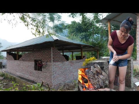 The girl left the city to return to the countryside. She built her own house alone