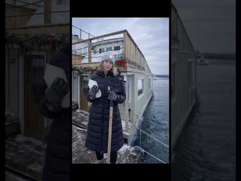 She Lives on a Houseboat 365 Days a Year… ❄️🚤