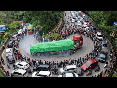 Drivers Are Dizzy‼️The Worst Drama: A 60-Ton Truck Fails Completely at the Sitinjau Lauik Bend