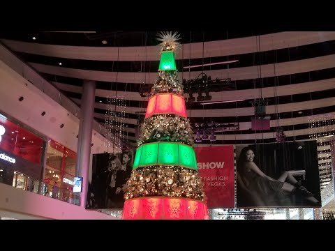 Walking Fashion show Mall Las Vegas