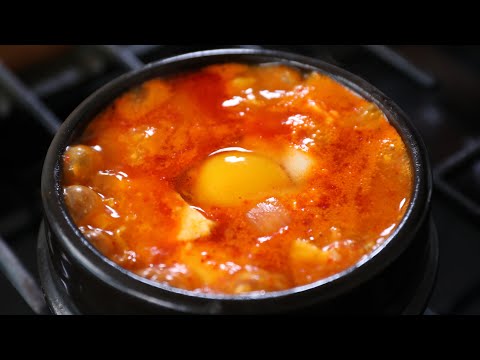 Spicy Soft Tofu Stew with Beef (Gogi Sundubu-jjigae: 고기 순두부찌개)