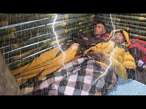 CAMPING IN HEAVY RAIN BY THE RIVER ‼️CAMPING BUILD A COMFORTABLE BAMBOO HOUSE