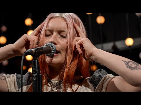 Wet Leg - davina mccall (Live on KEXP)