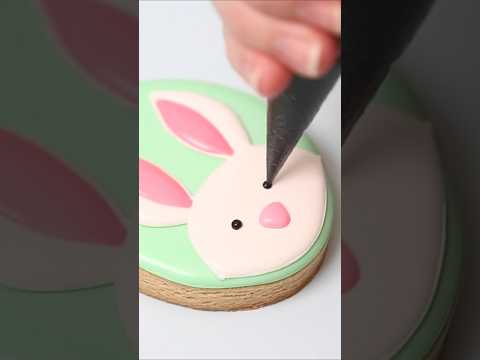Easter Bunny Cookie 🐰 made with royal icing -  #howtodecoratecookies #royalicing #littlecookieco