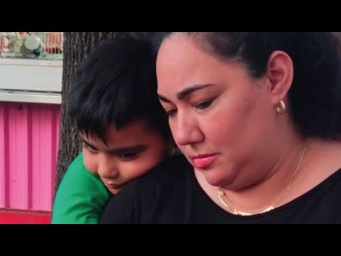 Rich man tests a poor boy with a plate of food or candies 😭😭The mother's reaction made us cry