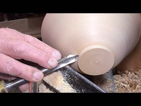 Richard Raffan turns a bowl with a spindle gouge
