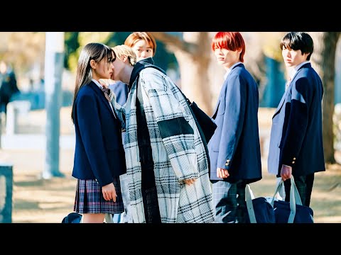 امها بتتزوج راجل عنده 3 صبيان بيطلعوا فرقة الايدول اللي معجبة بيها فبيعشوا مع بعض في نفس المنزل ملخص